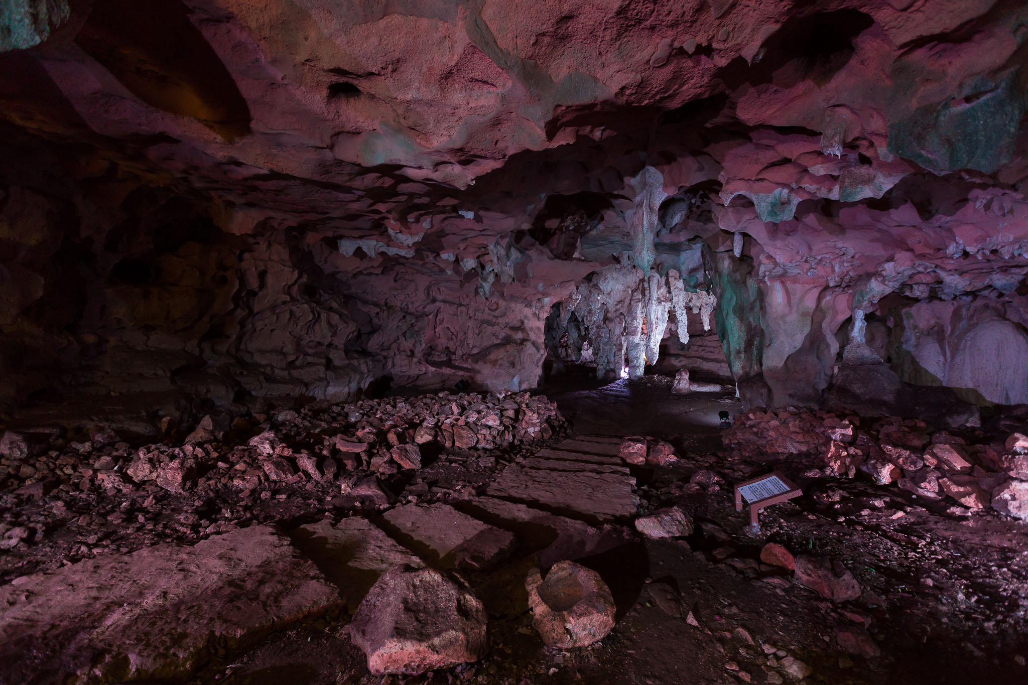 Iluminación de las grutas de Loltún