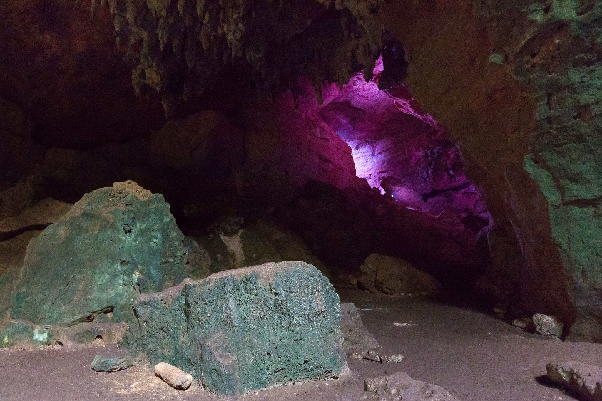 Iluminación de las grutas de Loltún