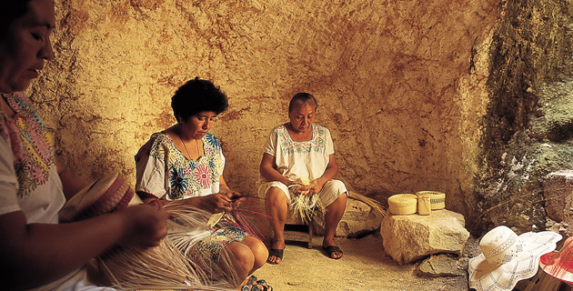 Mujeres tejiendo sombreros.Foto: Ignacio Guevara