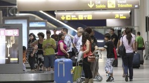 Pasajeros esperando su equipaje. Foto de Internet.