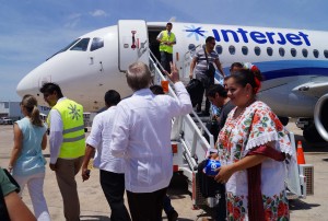 Descenso de algunos pasajeros del vuelo Mérida - La Habana. -Foto Lluvia Magaña.