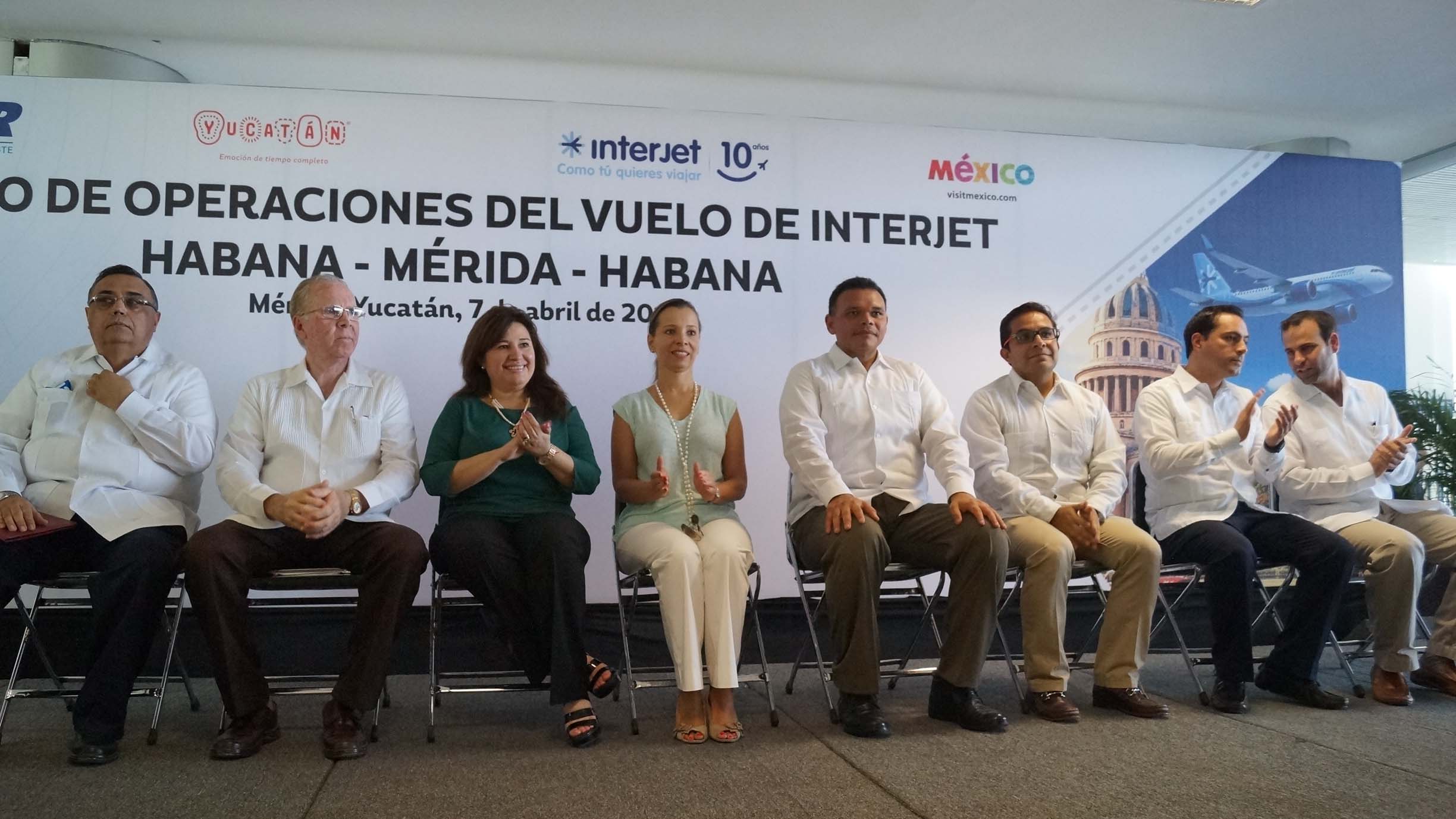 Presidium conformado por Rolando Zapata Bello (Gobernador del Estado de Yucatán), Mauricio Vila Dosal (Presidente Municipal de Mérida), Juan José Abraham Daguer (Presidente del Consejo Coordinador Empresarial), Gabriela Jiménez Cruz (Directora de Relaciones Institucionales de Interjet), Saúl Ancona Salazar (Secretario de Fomento Turístico), Celia Rivas Rodríguez (Presidenta de la Junta de Gobierno y Coordinación Política del H. Congreso del Estado), Mario Jorge García Cecilia (Cónsul General de Cuba en Mérida) y Héctor Navarrete Muñoz (Director de aeropuertos Regionales de ASUR). - Foto Lluvia Magaña.