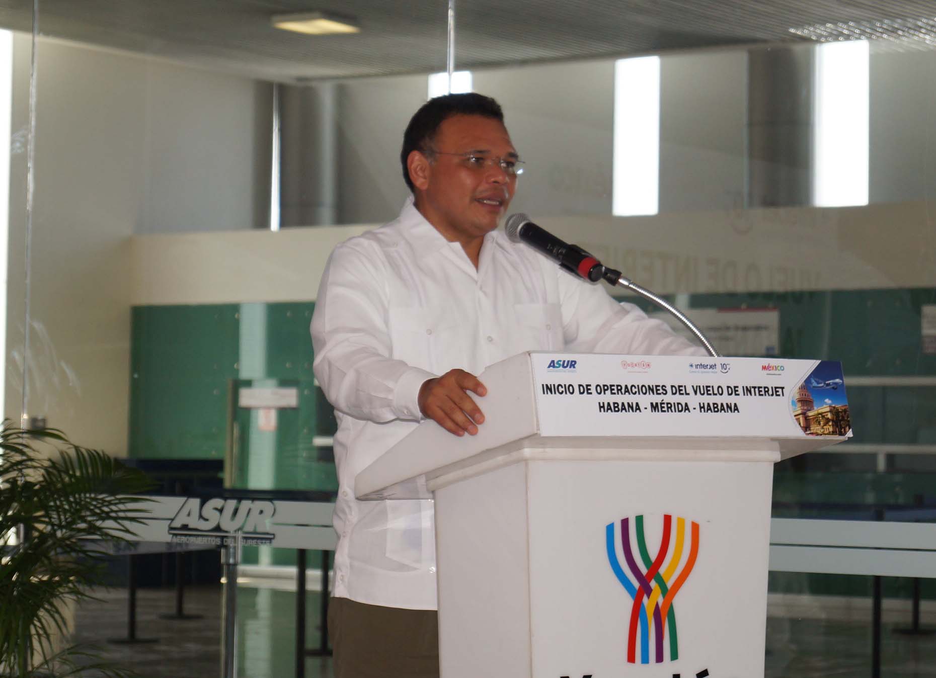 Rolando Zapata, Gobernador de Yucatán, en la ceremonia de Interjet - Foto Lluvia Magaña.
